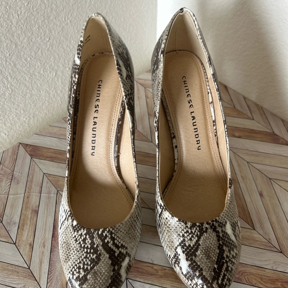 Chinese Laundry snake skin platform pumps - Picture 2 of 8